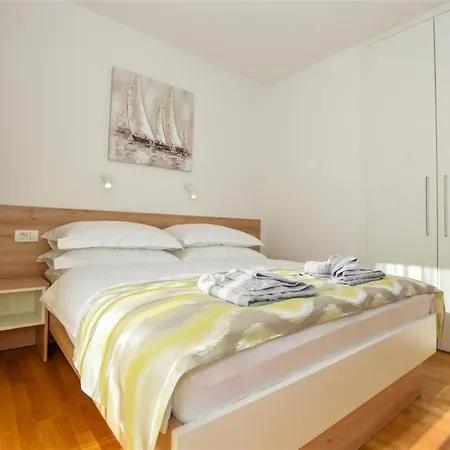 Holiday Ira- With Pool Holiday home Kosljun