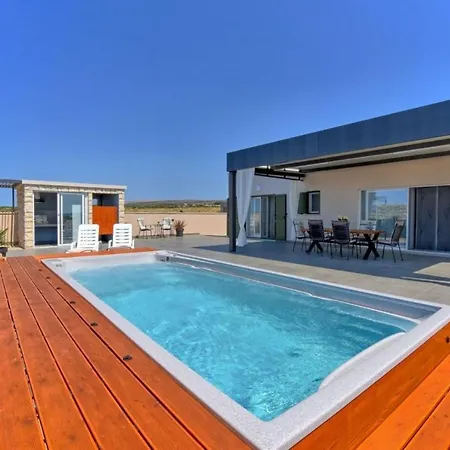 Holiday Ira- With Pool
